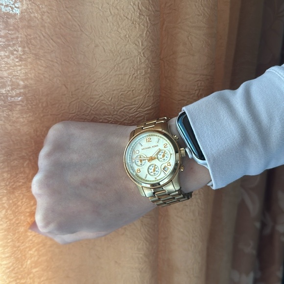 Michael kors women’s gold watch✨⏱️ - Picture 10 of 10